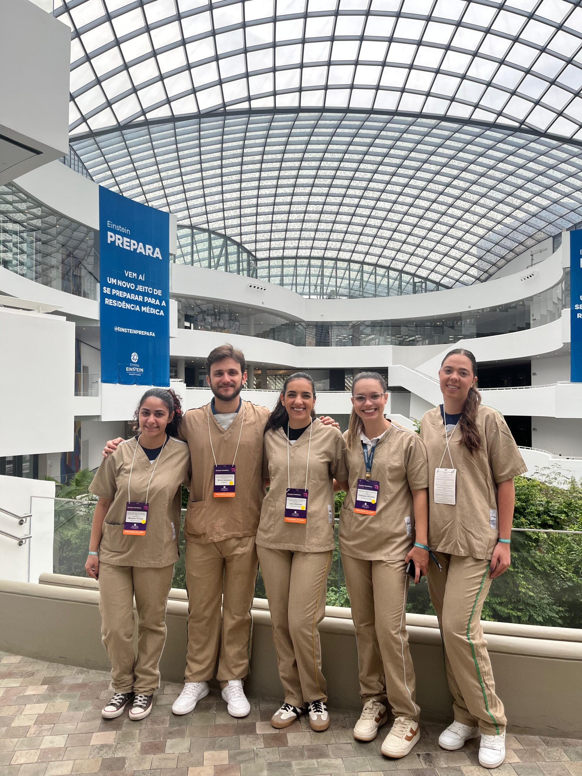 Cinco representantes da Arkmeds reunidos no Einstein durante a participação no congresso de engenharia clínica de 2025.