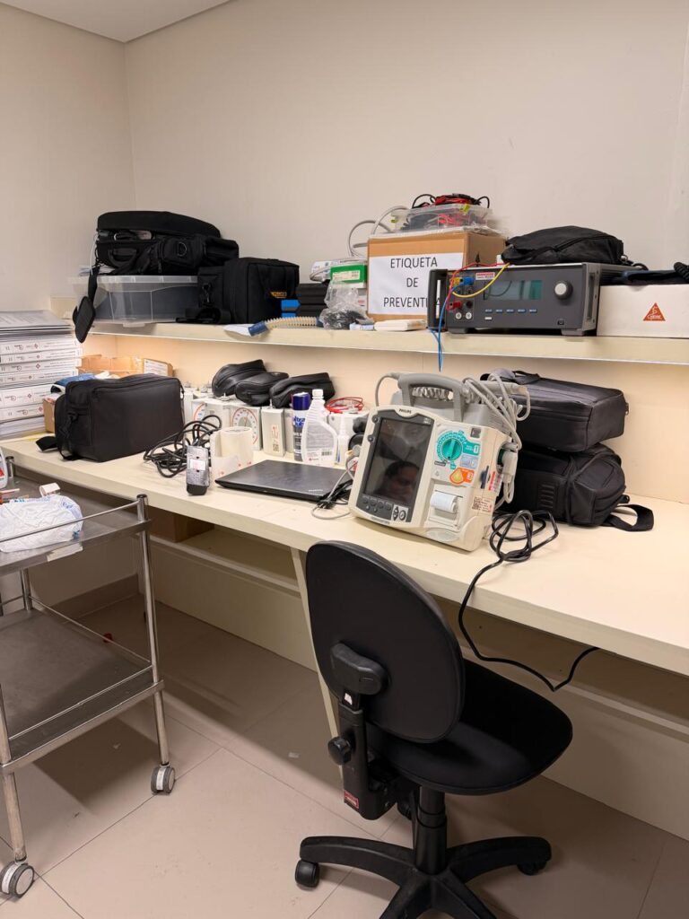 Desfibrilador e analisadores sobre a bancada de manutenção preventiva