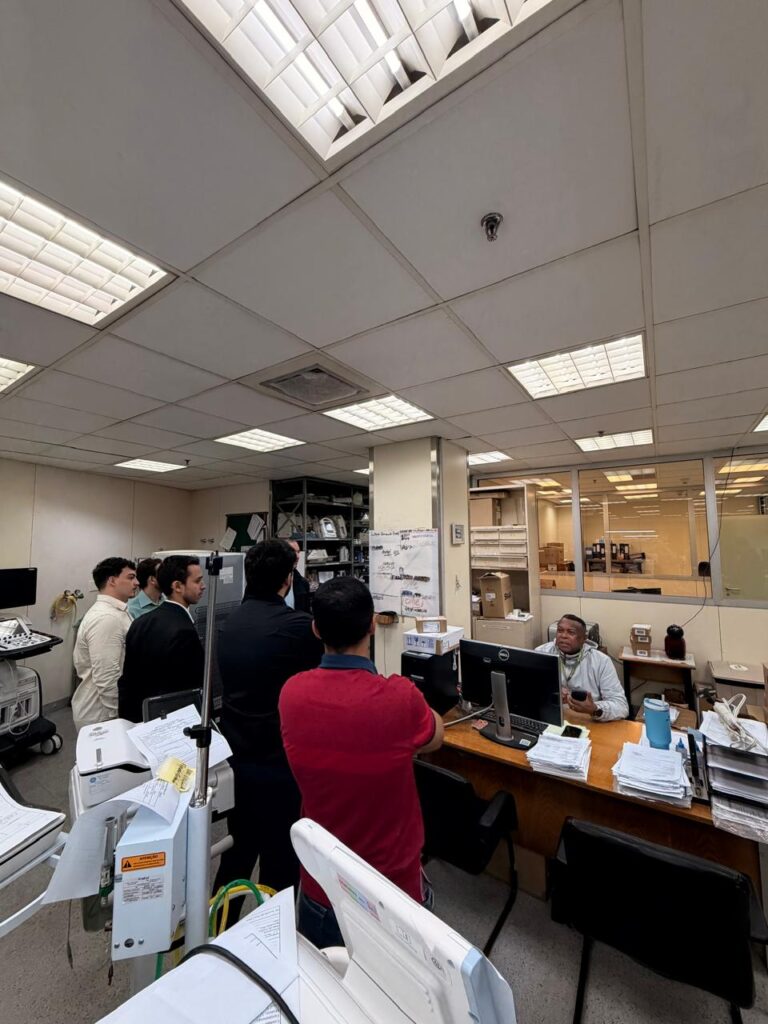 Profissionais reunidos na área técnica da engenharia clínica de um hospital